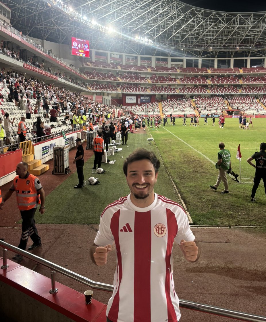 nocontextfm1's tweet photo. I've been sent another Football Manager fan showing INCREDIBLE dedication to his save 🇦🇷🇹🇷

@IscoTactico, from Argentina, started an Antalyaspor save on FM24 and carried it over to FM26.

He won the Turkish Süper Lig. He reached a Champions League final.

Then, this August, after Antalyaspor had been relegated to the SECOND DIVISION in real life, he flew over to watch their opening game of the season.

Buenos Aires → Antalya: roughly 7,550 miles.

All because of a Football Manager save. INCREDIBLE ❤️
