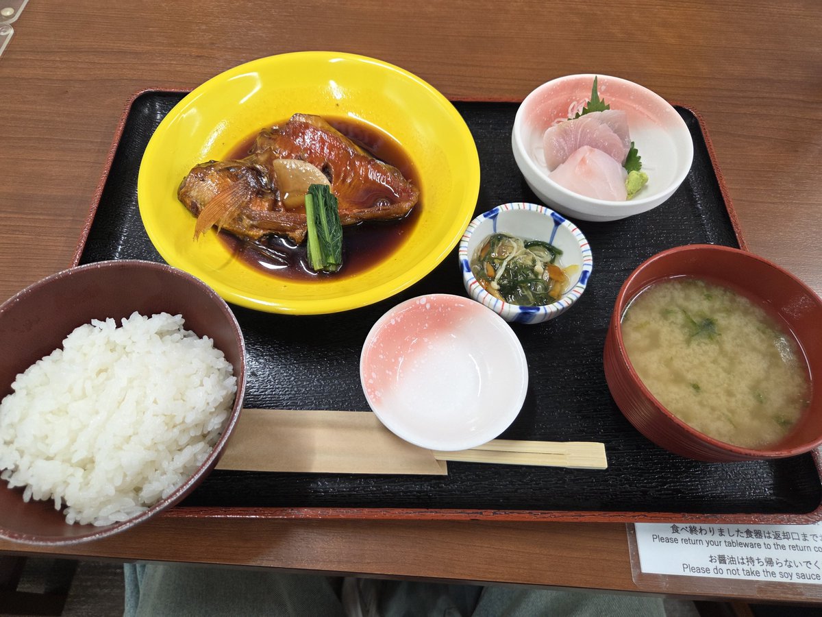 HBOgoma's tweet photo. 毎年恒例の下田へハーレーで行ってきたけど目当てのお店は予約でいっぱいとのことで入れず
仕方ないから近くの別のお店で金目鯛の煮付けを食べてきた https://t.co/PyQi2orhbr