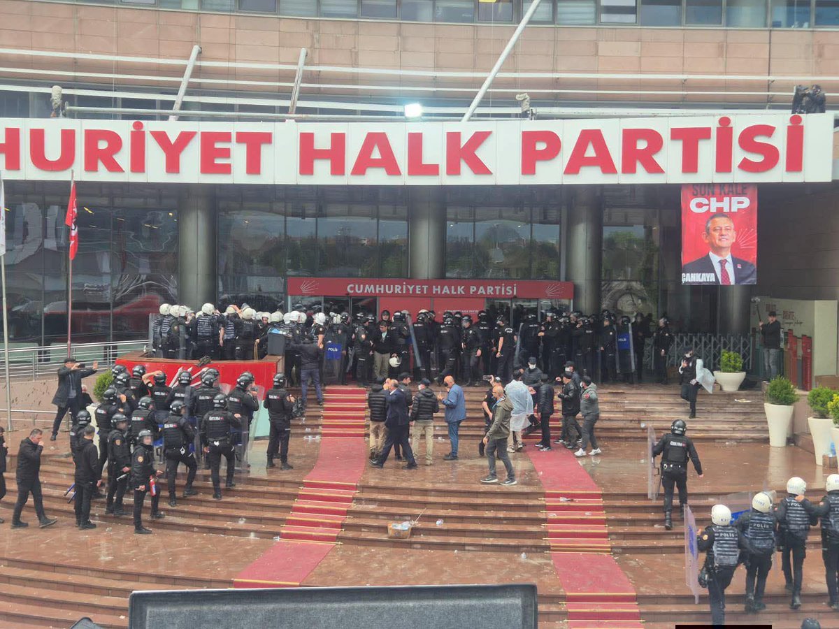 alp_bugdayci's tweet photo. Hadi, “Cenazeydi, orada siyaset olmaz.” dediniz; peki bu nasıl izah edilebilir? Aşağıdaki görüntünün üzerinden daha altı ay bile geçmedi. Üstelik buna sebep olan insanlar bizim rakibimiz değil, düşmanımızdı.

İnsanların evlatları ve eşleriyle tehdit edildiği, tamamen düzmece delillere dayanan ve insanların çıplak aramaya maruz bırakıldığı İBB davasına alkış tutanlar da yine bunlar değil miydi?

Dahası, tam da şu günlerde gece gündüz İBB Meclis Grubu’nu bölmek ve İBB’yi Akp’ye teslim etmek için sabah akşam çalışanlar bunlar değil mi?

Eğer İBB’yi Butlan CHP’si yüzünden kaybederseniz, bütün bunların üzerine bir de bu görüntüyü verdikten sonra Ekrem Başkan’ın yüzüne nasıl bakacaksınız, Sayın Genel Başkan?