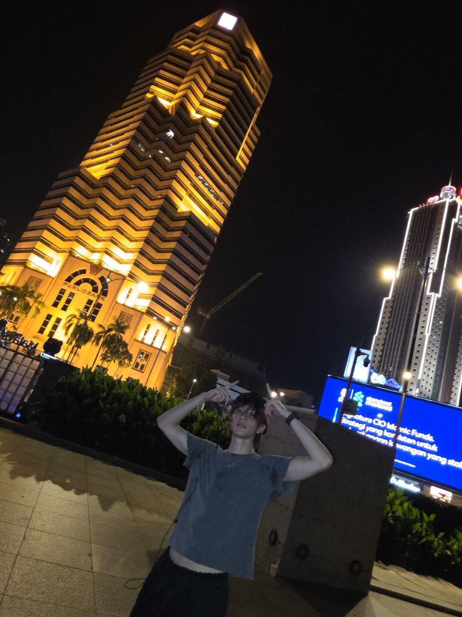 jeonghaniac's tweet photo. ANTON &amp; SHOTARO NIGHT RUNNING IN KL PHOTO DUMP ARE HEREEEEE !!! HIDUP KLCC 🇲🇾🇲🇾🇲🇾 HIDUP KUALA LUMPUR 🇲🇾🇲🇾🇲🇾 https://t.co/fpWAXjO3jM