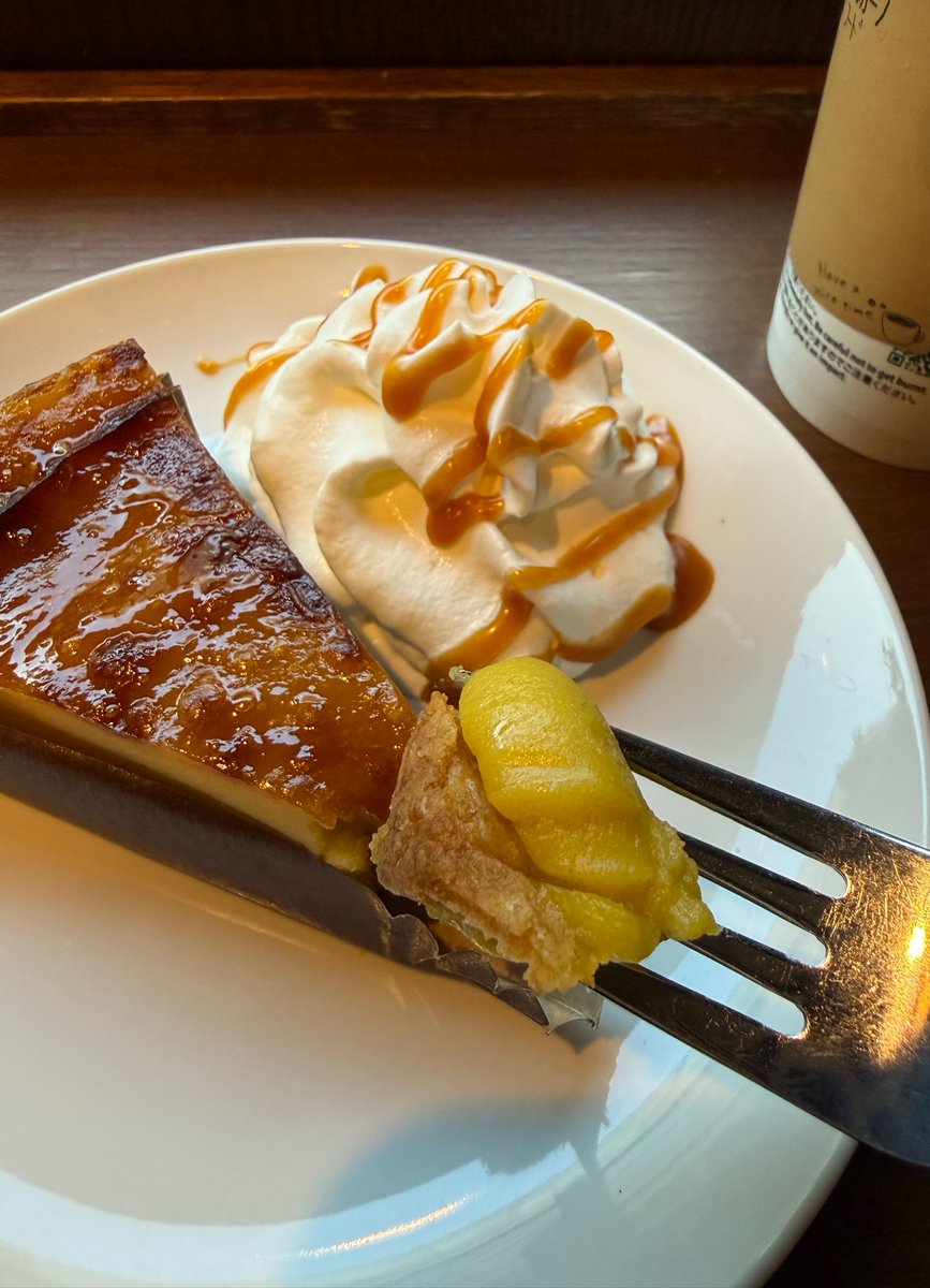 Ram1ram7's tweet photo. スタバの店員さんに教えてもらった食べ方がめっちゃ美味しかったので共有❕✨
✔️ヒーティング
✔️ホイップ追加
✔️ホイップにキャラメルソース
温めたら蜜芋ケーキねっとりしてて最高だった🙂‍↕️🍠 https://t.co/ilTBuIgvKc