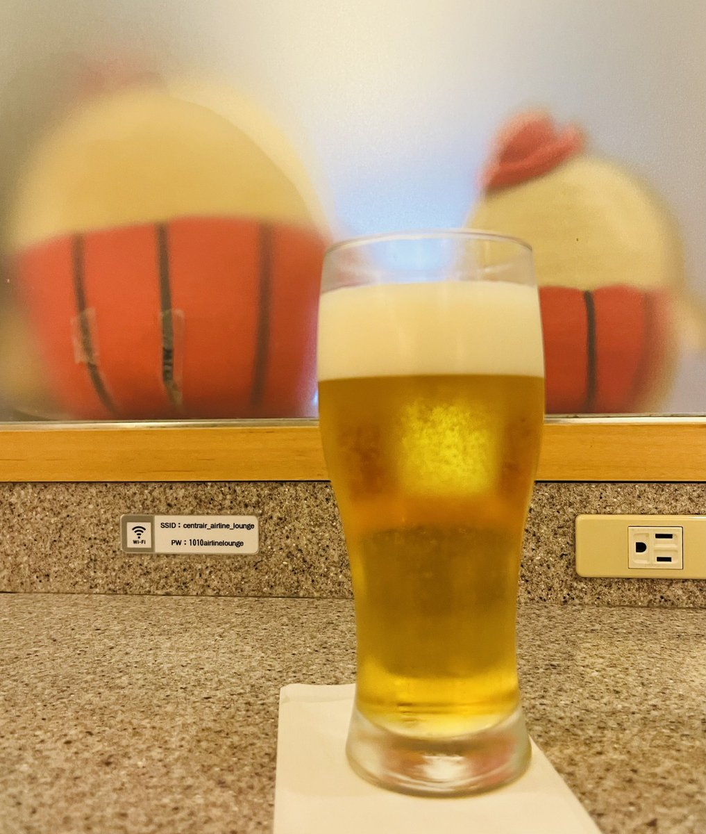 wine_craftbeer's tweet photo. セントレア
のんびり
フライト待ち

新千歳
バスで
帯広へ

＃セントレアラウンジ　＃新千歳　＃ミルキーライナー https://t.co/3ZcyRlt4Vy