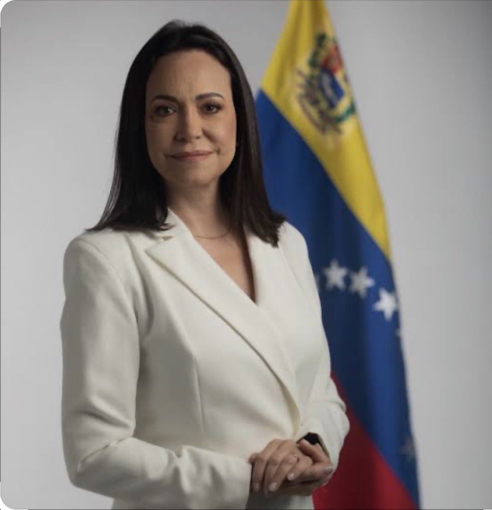 ovierablanco's tweet photo. Análisis. @MariaCorinaYA ante a la historia.

1.- La respuesta de María Corina Machado al acuerdo petrolero anunciado por Washington debería partir de una premisa incómoda pero esencial: el acuerdo Trump–Delcy Rodríguez–NABEP no se puede enfrentar eficazmente desde la indignación, sino desde la realpolitik. Son momentos de mucha retina estratégica y menos apasionamiento. 

2.-Washington ha dejado claro que su prioridad inmediata es energía, estabilidad regional y reconstrucción económica, mientras la transición democrática aparece como un objetivo posterior y condicionado. Y la prioridad para la gran mayoría del pueblo venezolano, también es ‘el estómago y la nevera’.

3.-La Casa Blanca presenta el acuerdo como parte de una estrategia de estabilización y transición democrática.  El acuerdo anunciado el 31 de agosto concede a NABEP, derechos sobre 17 campos y unos 65.000 millones de barriles de reservas P1, con una inversión proyectada cercana a US$100.000 millones. EEUU obtendría una participación de 35% en la matriz de NABEP, acceso al 20% de la producción a costo y derechos preferenciales sobre el resto. 

4.-Para Machado, rechazarlo frontalmente sería políticamente comprensible, pero estratégicamente peligroso. Trump podría interpretar una oposición absoluta como resistencia al proyecto que considera central para la seguridad energética estadounidense. Una vez que Washington ha decidido que Delcy Rodríguez constituye un interlocutor funcional, confrontar a Trump podría terminar aislando precisamente a quien necesita conservar influencia sobre la futura transición. 

5.-Machado debería distinguir entre inversión petrolera y legitimidad política. La alternativa inteligente sería no aprobar ni condenar el acuerdo en bloque. Su posición: Venezuela necesita inversión, producción y capital estadounidense; no una operación económica que sustituya la soberanía popular o determine anticipadamente quién gobernará el país.

6.-Ese planteamiento le permitiría convertir el problema en una oportunidad. Debería exigir transparencia contractual, auditoría independiente, competencia, protección de los ingresos fiscales, reglas ambientales, participación de PDVSA, rendición de cuentas y sobre todo, garantías que los recursos derivados del petróleo financiarán reconstrucción nacional y no servirán para perpetuar una estructura política. 

7.-Hay además una dimensión ética. Machado no debería sacrificar sus principios democráticos por conveniencia, pero la ética política también exige evitar que el maximalismo termine perjudicando a una población devastada económicamente.

Si la inversión genera empleo, producción, infraestructura y recursos fiscales, oponerse simplemente porque participa Betancourt, sería difícil de justificar ante los venezolanos.

8.-Existen tres escenarios. 
8.1-Confrontación: preservar pureza política, pero arriesgar la pérdida del apoyo de Trump.
8.2.-Aceptación: obtener acceso al proceso económico, pero correr el riesgo de legitimar una arquitectura política sin elecciones.
8.3- El más inteligente-por sensato y moderado—cooperación condicionada: reconocer la necesidad de reconstrucción económica mientras exige que la riqueza petrolera sea compatible con una transición democrática.

9.-La clave es que María Corina surja como garante político del acuerdo en términos viabilidad a la transición democrática. 

10.-Su mensaje podría ser inequívoco: “Presidente Trump, Venezuela necesita su inversión, mercado, apoyo y liderazgo.  Pero una Venezuela económicamente reconstruida sólo será estable si también es políticamente legítima. Hagamos que ambas cosas ocurran juntas.”

11.-Finalmente MCM debe regresar, pero no de manera inmediata ni unilateral. Debe convertir el regreso en una operación política negociada, no en un gesto de desafío. 

El liderazgo de María Corina supera cualquier individualidad. Es la garantía a un salto histórico de refundación republicana moderna y liberal. Este reto demanda prudencia, visión y aplomo.