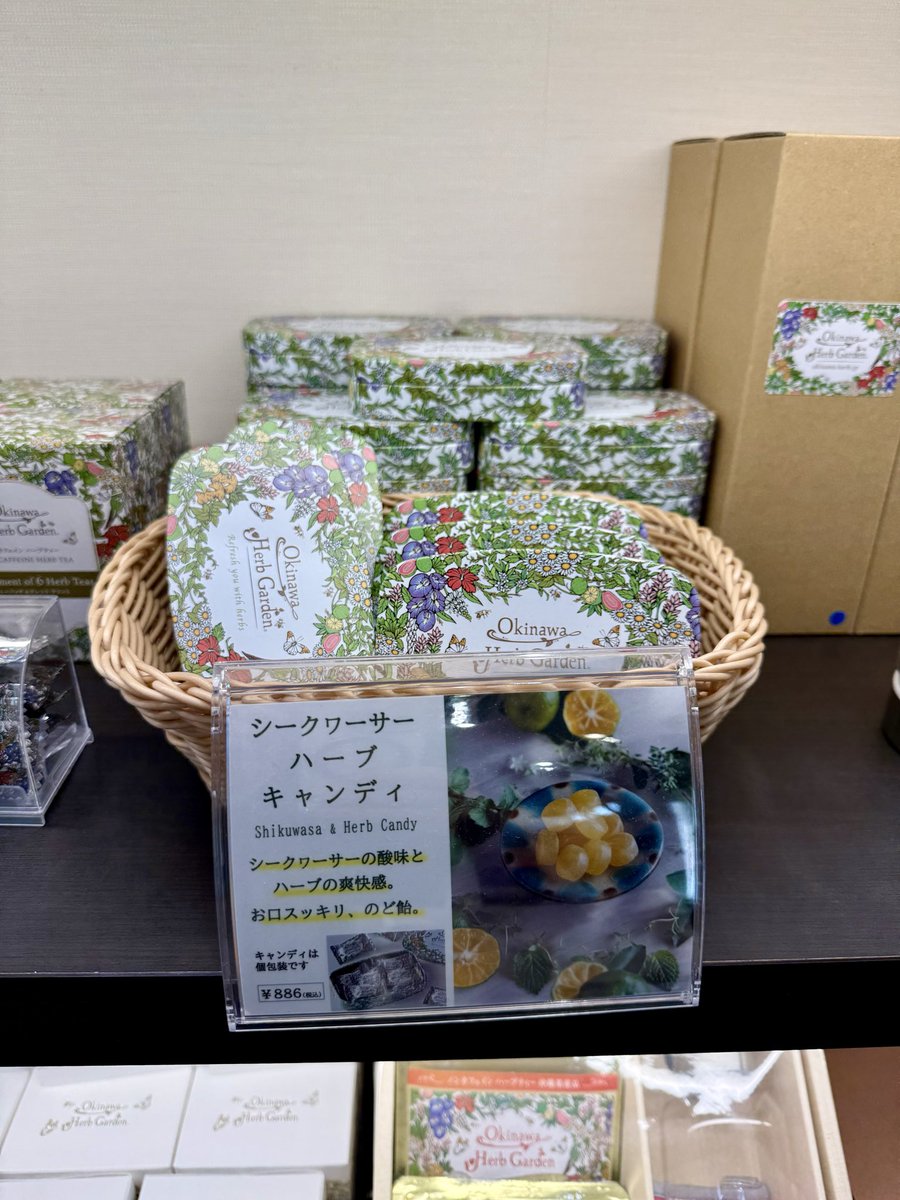 emi_274a's tweet photo. 昨日ホテルで貰ったキャンディとティーバッグお土産物屋で見かけたけど、それなりの価格のモノなのね😳 https://t.co/qdk421JEow