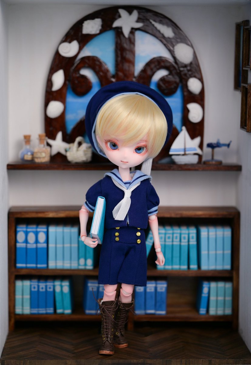 meguru_611's tweet photo. 【個展作品紹介③】

『紺にきらめく』

濃紺の風をまとった少年は、
夏の水平線をひとりで見つめていた。
声をかければ、きっと振り向く。
けれどその瞳は、遠くのきらめきを追いかけている。

—————————————————
Harmonia bloom room head&amp;body（sunrise）

#巡るっこ
#巡る個展 https://t.co/cCNN45fCwo