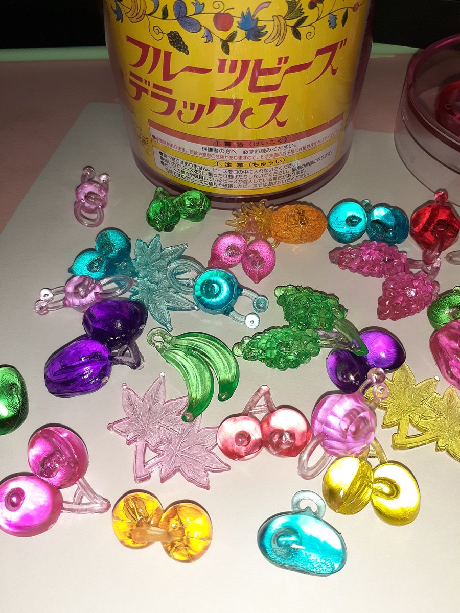 hydekeikei's tweet photo. とんでもないものを買ってしまった
この郷愁ただよう昭和の乙女の心を鷲掴むフルーツビーズ…　
何に使うかもわからんかったけど、宝物入れに入っていた。
フルーツなのに、紅葉が…🍁
先ほど蓋を開けたとき、私の記憶の蓋も開き、「もみじ！！あったよなぁ！！」と、幸せホルモンが出ています🎵 https://t.co/7td47UVASk