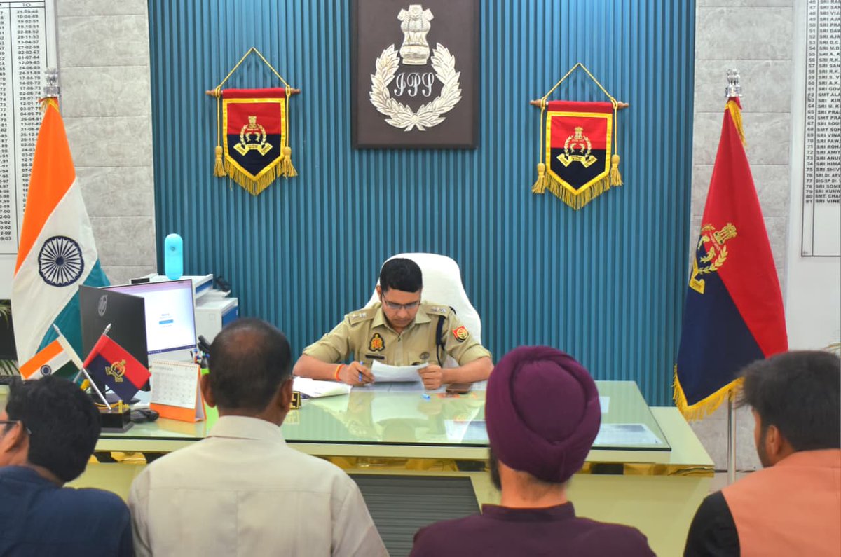 sultanpurpolice's tweet photo. दिनांक-02.09.2026
#SP_STR श्री विनीत जायसवाल द्वारा पुलिस कार्यालय में जनसुनवाई की गई। प्राप्त शिकायतों का संज्ञान लेते हुए संबंधित अधिकारियों को त्वरित एवं प्रभावी कार्यवाही हेतु आवश्यक दिशा-निर्देश दिए गए।
#SultanpurPolice
#Uppolice https://t.co/kvmYjsIOfO