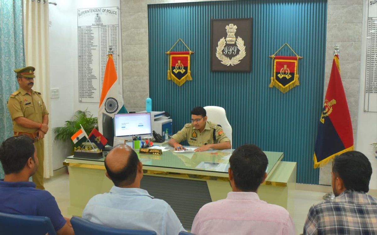 sultanpurpolice's tweet photo. दिनांक-02.09.2026
#SP_STR श्री विनीत जायसवाल द्वारा पुलिस कार्यालय में जनसुनवाई की गई। प्राप्त शिकायतों का संज्ञान लेते हुए संबंधित अधिकारियों को त्वरित एवं प्रभावी कार्यवाही हेतु आवश्यक दिशा-निर्देश दिए गए।
#SultanpurPolice
#Uppolice https://t.co/kvmYjsIOfO