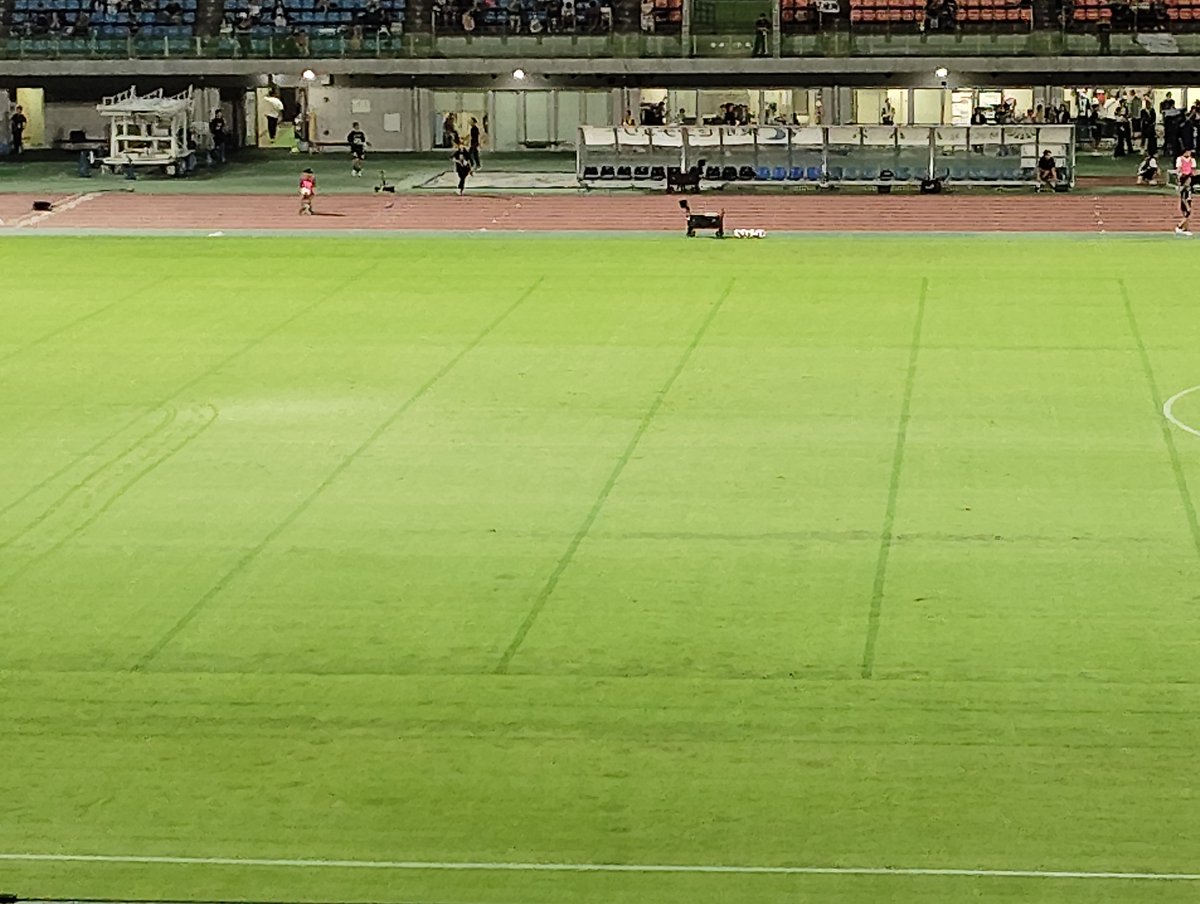 sanftella's tweet photo. 17時まで労働からのダッシュでギリギリ間に合いました。もらった手帳が、赤紙にしか見えない😆
さぁやってやれ！
ちなピッチには、日曜日のライズ戦の痕跡が。
#SC相模原
#Jリーグヤマザキビスケットルヴァンカップ https://t.co/hzCD6kQ8Bm