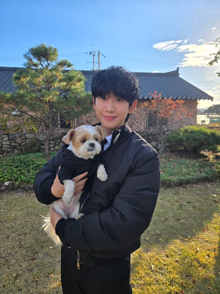 treasurehaein's tweet photo. 강아지 2마리•••🐶🤍 https://t.co/ZWjEVBoV9P