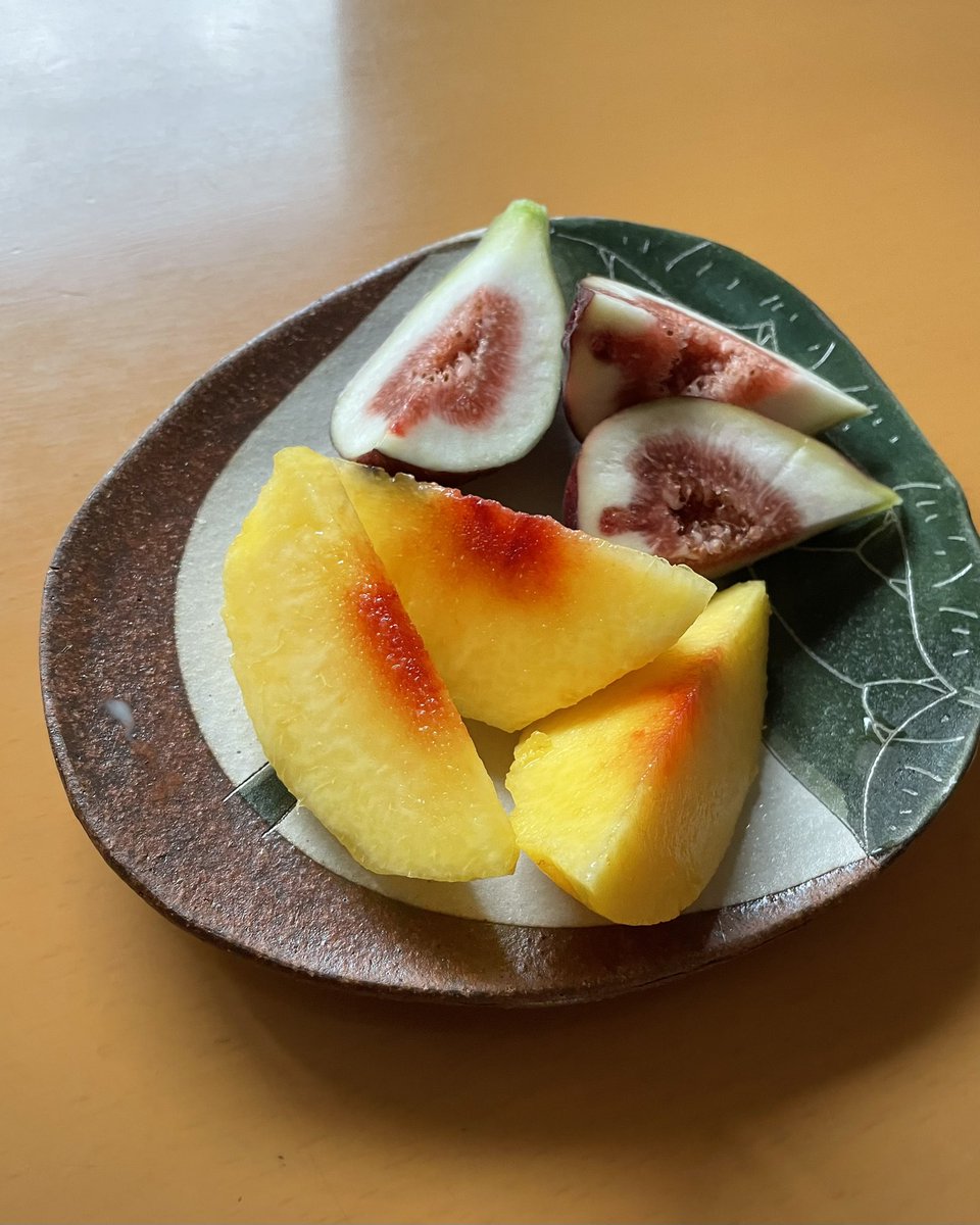 gorikapP's tweet photo. 日中暇さえあれは身体を横にして過ごしたダメダメな一日だった…
こんなじゃいかん！と、夕方ちょっと遠くのスーパーに行って、なおさら疲れ果てて自爆。
気分を上げるための果物を買って散財。 https://t.co/sNsgY9vfdQ