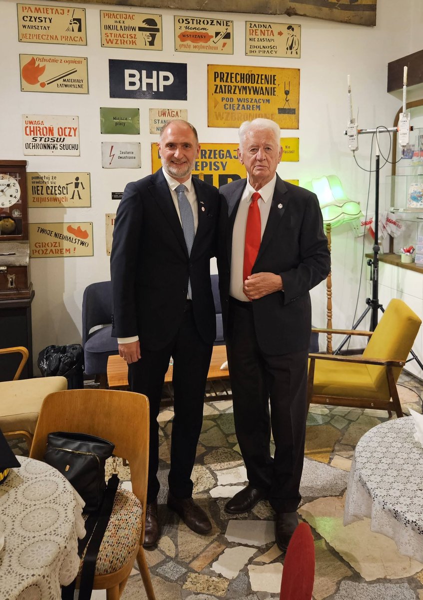 Chmielecki_Ad's tweet photo. W historycznej Sali BHP w rocznicę podpisania Porozumień Gdańskich z kawalerem Orderu Orła Białego @KWyszkowski. https://t.co/S1EjX2zBqZ