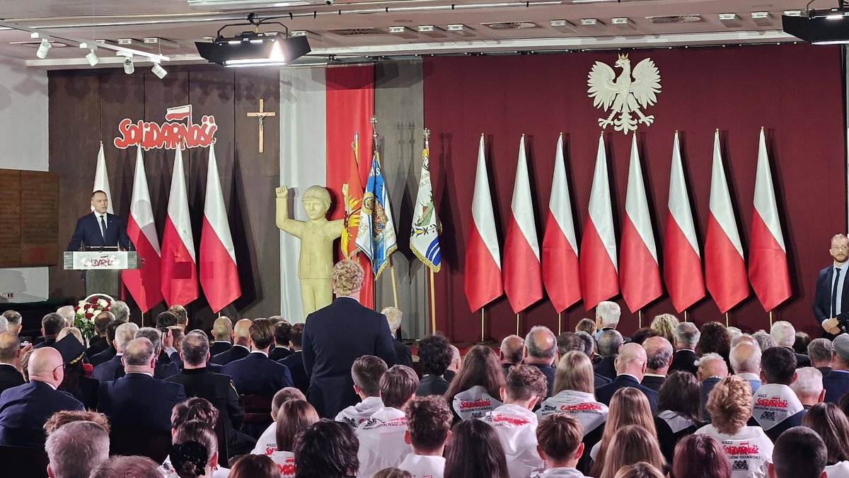 Chmielecki_Ad's tweet photo. W historycznej Sali BHP w rocznicę podpisania Porozumień Gdańskich z kawalerem Orderu Orła Białego @KWyszkowski. https://t.co/S1EjX2zBqZ