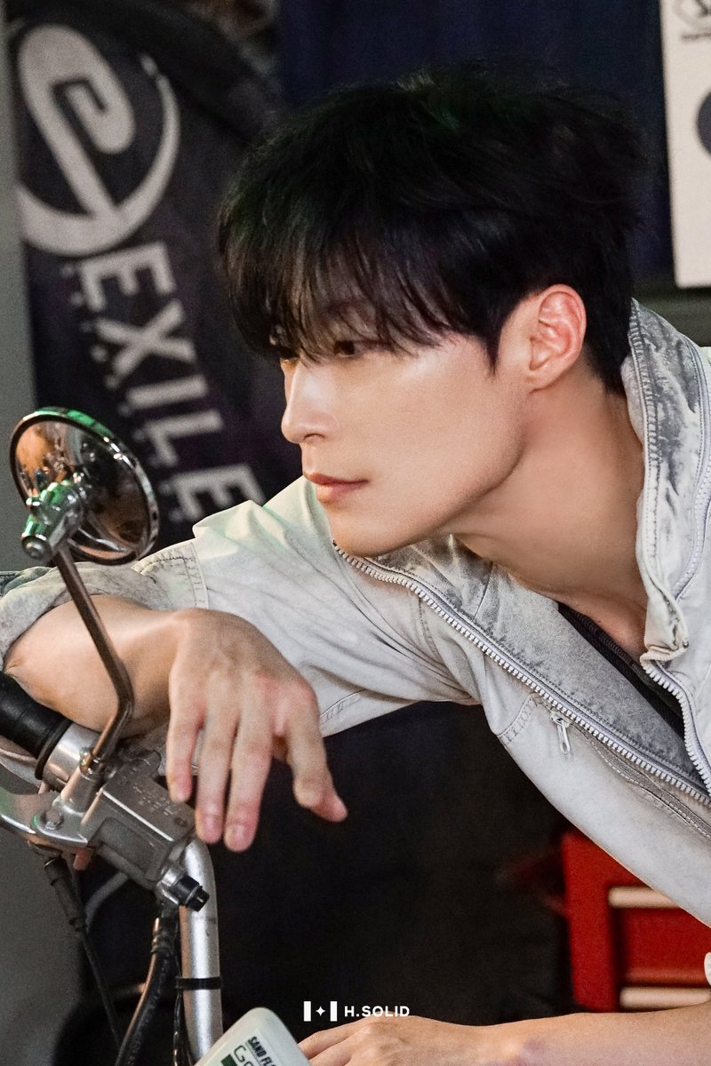 3a1mg7's tweet photo. 목선이 넘 예술이야🩵 https://t.co/7wSOpD9ZgG