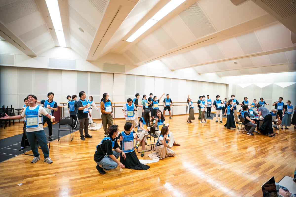 geigeki_opera's tweet photo. 🎼 稽古場より🎼
合唱の立ち稽古、着々と進行中！

今日の稽古は、誰もが一度は耳にしたことがある(かも⁉︎)『アンヴィル・コーラス』の場面🔨

演出の髙岸未朝さんと動きや立ち位置を確認しながら、詰めていきます。

『イル・トロヴァトーレ』
🔗 https://t.co/uhELlwM0DG

#全国共同制作オペラ https://t.co/IeM6aqY7z5