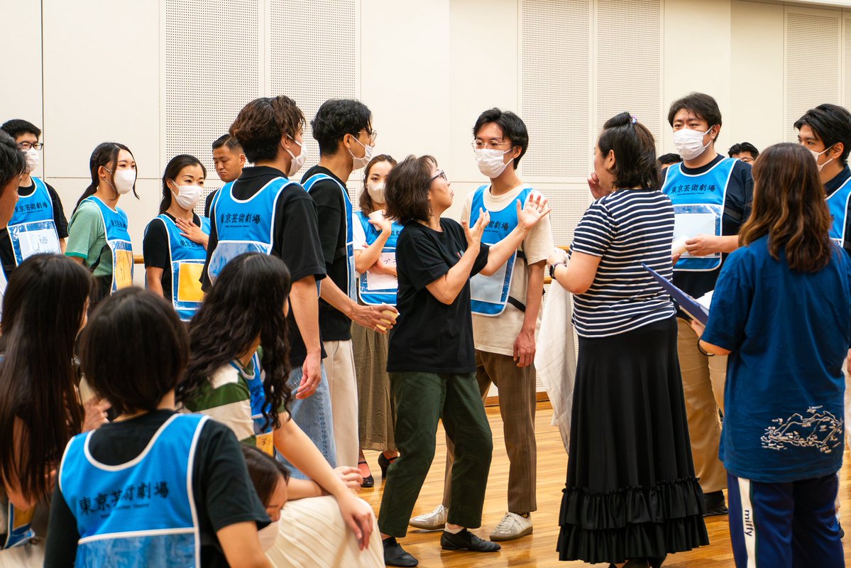 geigeki_opera's tweet photo. 🎼 稽古場より🎼
合唱の立ち稽古、着々と進行中！

今日の稽古は、誰もが一度は耳にしたことがある(かも⁉︎)『アンヴィル・コーラス』の場面🔨

演出の髙岸未朝さんと動きや立ち位置を確認しながら、詰めていきます。

『イル・トロヴァトーレ』
🔗 https://t.co/uhELlwM0DG

#全国共同制作オペラ https://t.co/IeM6aqY7z5