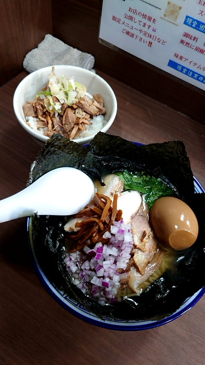 carbee719's tweet photo. 煮干し中華そば 山形屋さん
【限定Ｂ】淡麗鮎らーめん肉増し海苔増し＋半熟卵＋チャーシュー丼🙏🙇‍♂
山形屋さんで好きな限定を久しぶりに😊
スッキリとした優しい鮎の味わいに別皿にて提供されたペーストを少しずつ混ぜるとだんだん強い🐟️の味わいに😍
つるつるっとした麺も美味🤩
ご馳走様でした https://t.co/yqql9gnMON