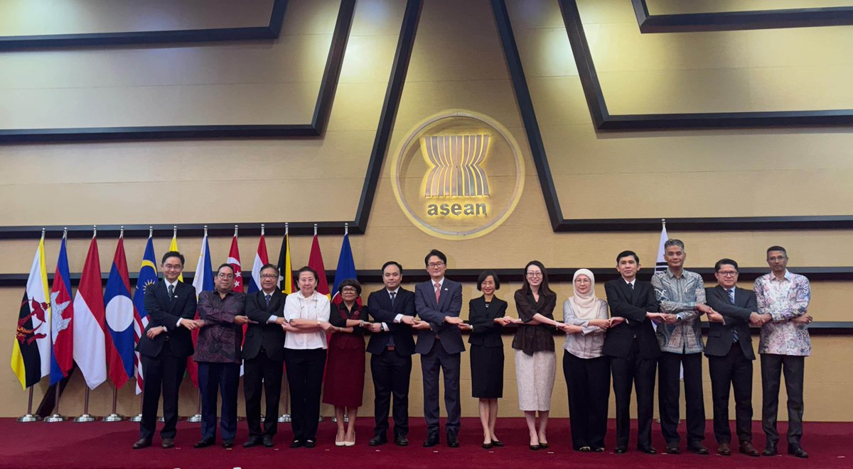 ROKASEAN1989's tweet photo. Ambassador LEE Chul convened a briefing on the ASEAN-ROK CSP Vision for the Committee of Permanent Representatives (CPR) at the ASEAN Secretariat on 1 September. The CPR briefing was also joined by Mr. Diego Ha, Director for ASEAN Cooperation at the Ministry of Foreign Affairs, who delivered a presentation on the three pillars of the CSP Vision and introduced a number of tangible projects that will help translate this Vision into action.

The CSP Vision, presented by President Lee Jae Myung at the 26th ASEAN-ROK Summit last year, serves as an overarching policy framework to deepen and expand ASEAN-ROK cooperation. It reflects the ROK’s commitment to working with ASEAN as a Contributor for Dreams and Hope, a Springboard for Growth and Innovation, and a Partner for Peace and Stability. Ambassador LEE emphasized that, through the CSP Vision, we aim to build a more substantive and future‑oriented ASEAN-ROK Partnership, fully aligned with ASEAN Community Vision 2045.
ㅡ
#주아세안대표부