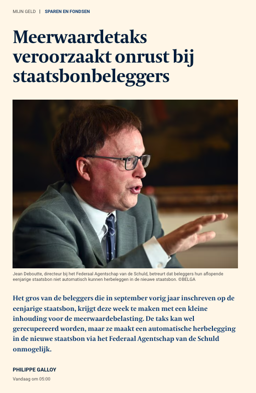SwolfsAnthony's tweet photo. De Belgische staat heeft deze week een nieuw hoogstandje klaar. Volg even mee.
 
Vorig jaar leende je de staat 10.000 euro via de eenjarige staatsbon. Vriendelijk van jou.
 
Deze week krijg je dat geld terug. Bijna. Er gaat eerst 4 euro af.
 
Die 4 euro is meerwaardetaks. Op een meerwaarde die je nooit hebt gevoeld: op 31 december noteerde je bon toevallig een fractie onder de uitgifteprijs, en het verschil tussen die momentopname en de terugbetaling telt officieel als winst. Dus: taks.
 
Die 4 euro mag je terugvragen. Via je belastingaangifte. In 2027. Met bewijsstukken.
 
En het wordt beter. Door die inhouding klopt het terugbetaalde bedrag niet meer exact, waardoor automatisch herbeleggen in de nieuwe staatsbon onmogelijk werd. De directeur van het Schuldagentschap letterlijk in De Tijd: "We hebben alles geprobeerd. Het antwoord was: niets."
 
De kers op de taart: het geld dat spaarders daardoor niet herbeleggen, moet de staat nu ophalen bij grote beleggers. Tegen een hogere rente.
 
Samengevat. Een taks van 4 euro die je later toch terugkrijgt, die de staat geld kost om te innen, jou moeite kost om te recupereren, en die het land duurder doet lenen.
 
Bureaucratisch België, u bent me er eentje.