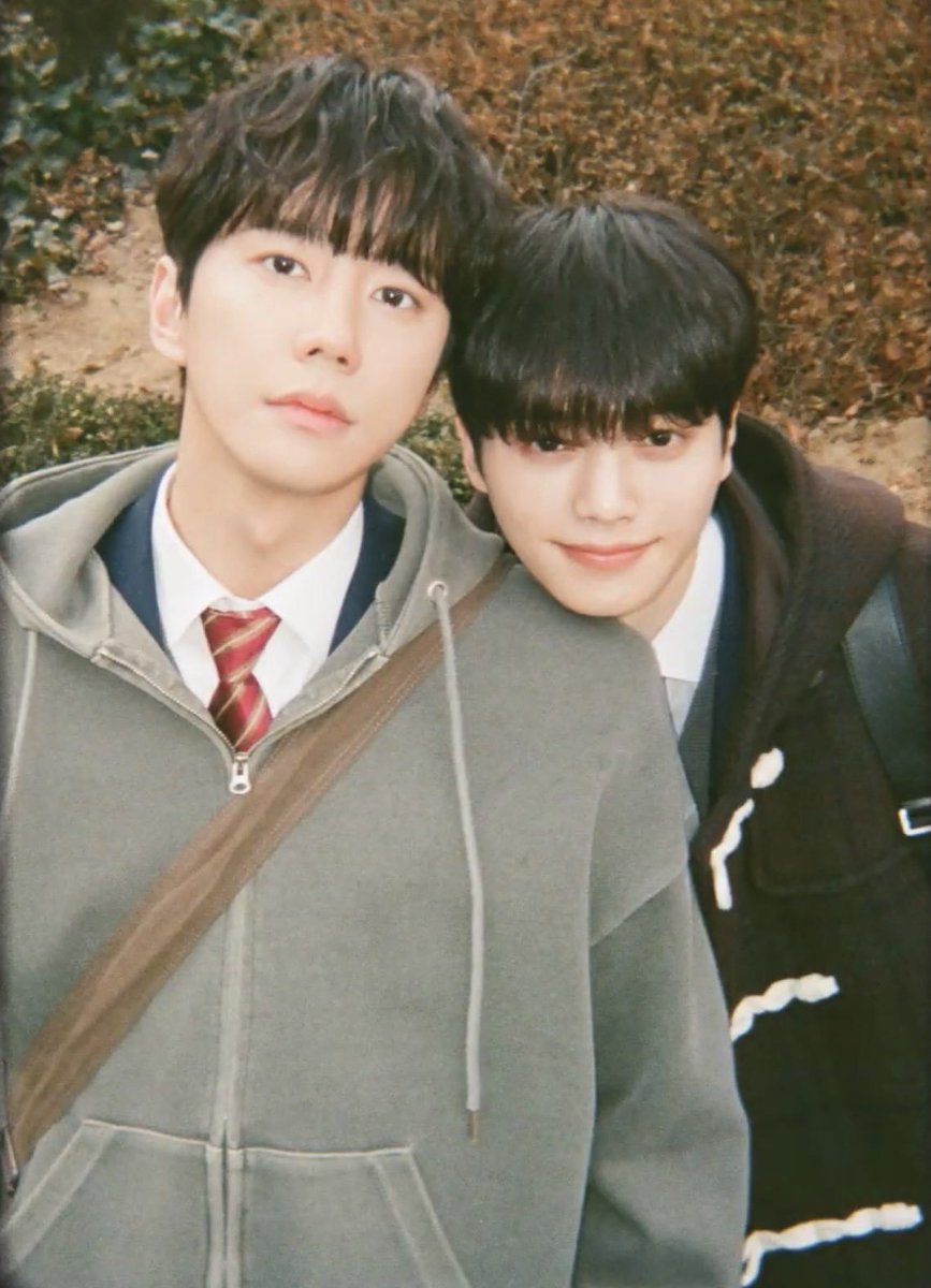 2o9iwn0's tweet photo. 비오정요 헤어지면 최정요는 한 일주일 얼굴 안비추다가 갑자기 멀쩡한 얼굴로 나타날 듯 애들이 너 괜찮아? 해도 뭐가? 하면서 잘지냄

근데 강비오는 처음엔 아무렇지 않게 잘지내다가 헤어진지 한달 정도 됐을 때 갑자기 연락 끊김 그러다가 갑자기 걔 프라하로 유학갔다는데? 하는 소식 들림 https://t.co/mJwRFwLJlY