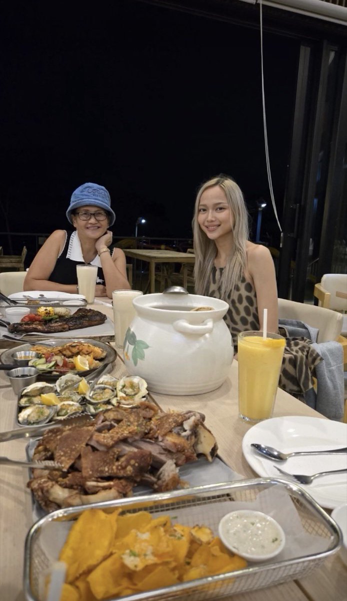 GwenAlyssa02's tweet photo. pretty Gweny and tita malou!🫶🏻 https://t.co/GWHaExHsRP