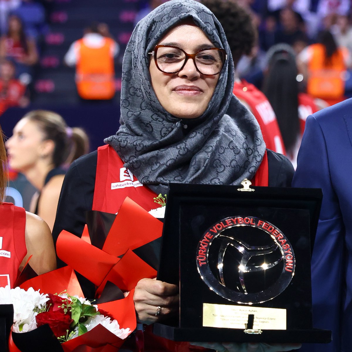 gibbybaris's tweet photo. 🎙️ Aysun Ayhan, kariyerinde keşke dediği an sorulduğunda:

Ben bu kadar yüksek voleybol oynayıp yani spor yapıp da insanlar genelde jübileyle bırakırlar. Benim o anda imkanım olmadı.

Ben sanki geçen cumayı kendime jübile gibi değerlendirdim. Buradan da başkanımıza, 2003 Filenin Sultanları arkadaşlarıma, taraftarımıza, aileme hepsine çok teşekkür ederim.

18 yıl sonra orada olmak çok güzel bir duyguydu. "Gelsem mi? Gelmesem mi?" demek aslında acaba çıkabileceğim mi? Bana hep "Çıkarsın, sen oradaydın zaten, ilk defa çıkmıyorsun" dediler.

Ama 18 sene üzerine milli takım... Ben marş söylenirken de çok duygulanan bir insandım aslında. Çok belki belli etmiyordum ama çok seviyordum. 

Voleybol oynamayı çok seviyordum aslında öyle söyleyeyim. Hala bile imkanım olsa oynarım yani. Çok seviyorum.

📺 Set Sayısı x TRT Spor