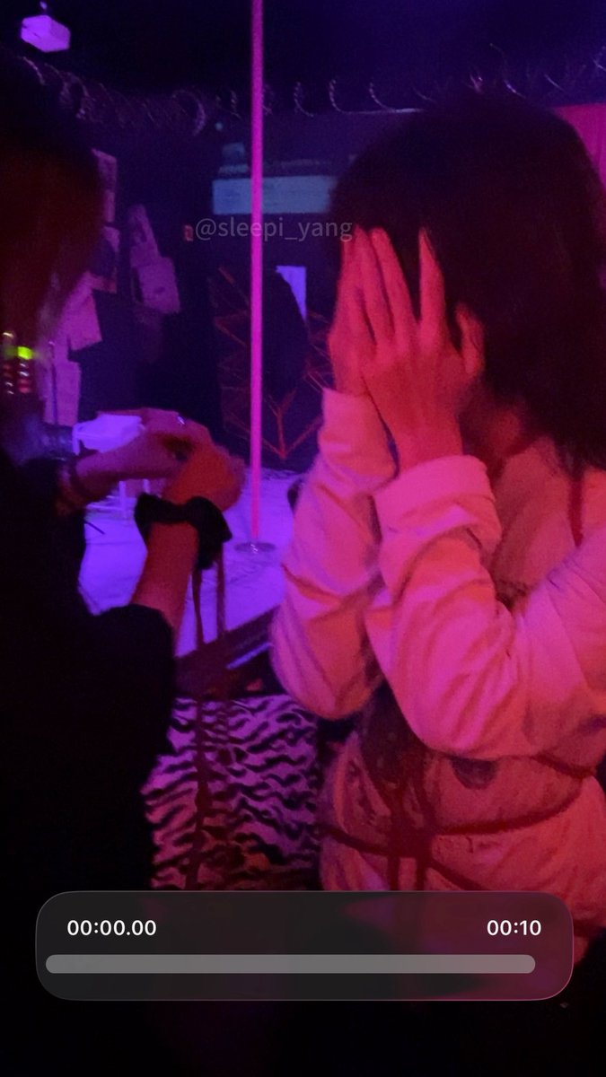 sleepi_yang's tweet photo. Bartender or curly doll？

是调酒师还是卷毛玩偶？

@涵涵 https://t.co/8BqhE6Qrgd