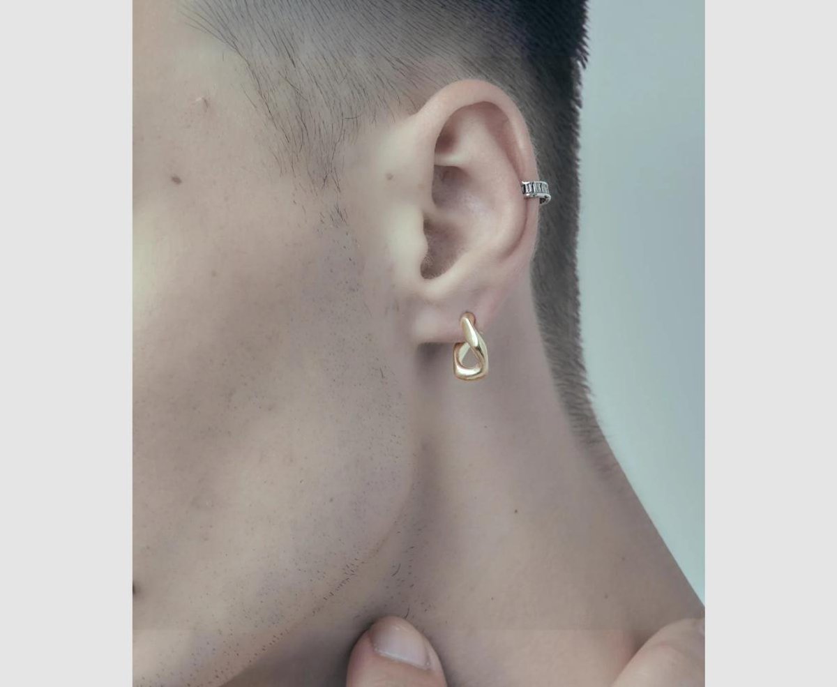 NP_PRESS's tweet photo. FLAT LINK PIERCE ¥7,700

キヘイチェーンのうねりをそのまま活かした、片耳用のフープピアス。
SILVER-925ならではのランダムな輝き方が、耳元に程よい存在感を添えます。シンプル派に支持される一本。

https://t.co/sgbSL0IIxU

#NARRATIVEPLATOON #シルバーアクセサリー #SILVER925 #ピアス #キヘイチェーン