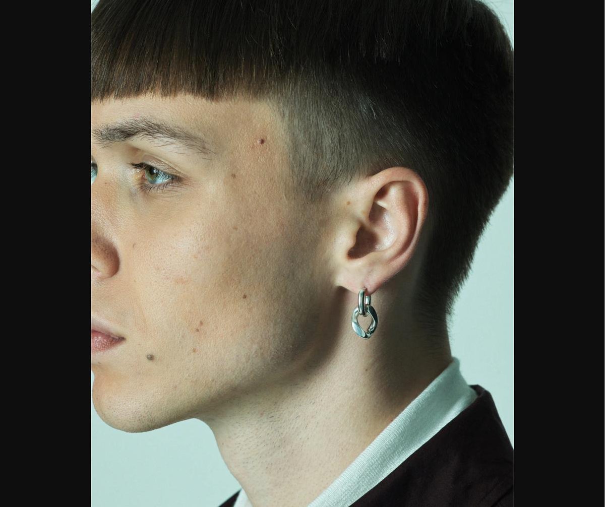NP_PRESS's tweet photo. CUT KIHEI-OBJET PIERCE ¥12,100

シルバー925のキヘイチェーンをひとコマだけ垂らした、片耳用のメンズピアス。
表面になめらかなカットを効かせることで、無骨になりすぎない抜け感を演出。
イヤリングタイプへの変更も可能

https://t.co/Bstm3EdXUL

#NARRATIVEPLATOON #シルバーアクセサリー #SILVER925 #メンズピアス #キヘイチェーン