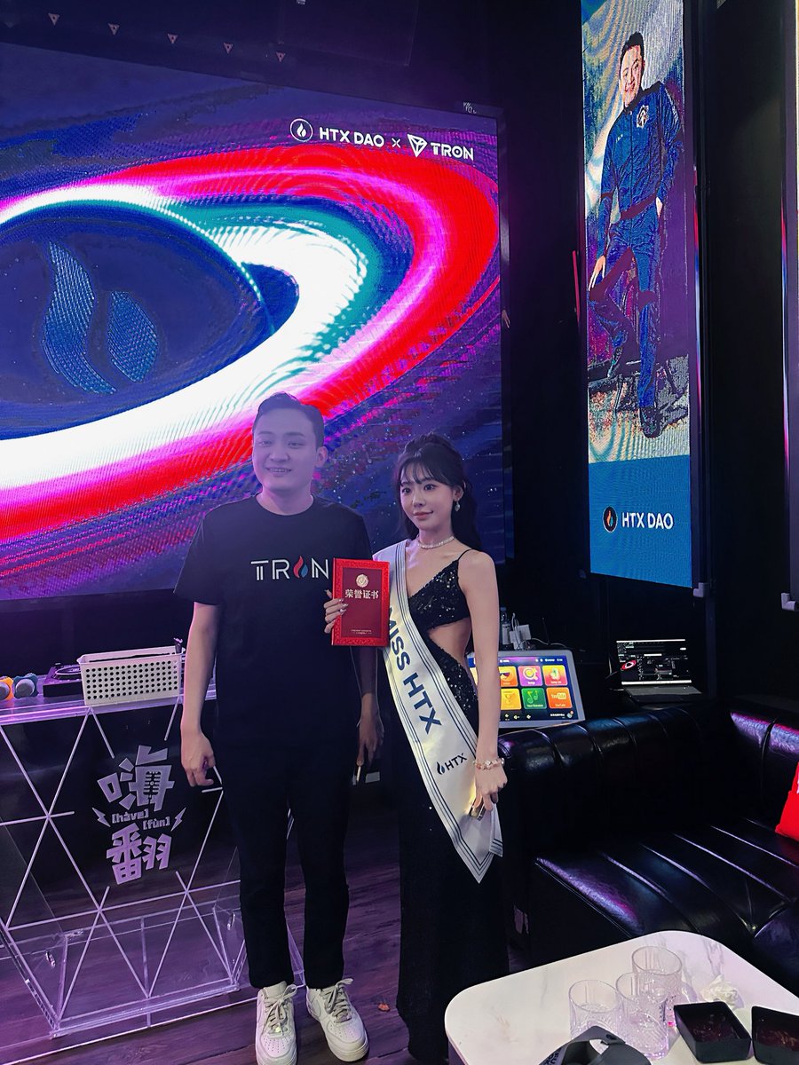 CryptoUnaa's tweet photo. 加密数学题👇🏻

我穿高跟鞋165cm

那么请问孙哥多高？ https://t.co/C66xwa0KaI
