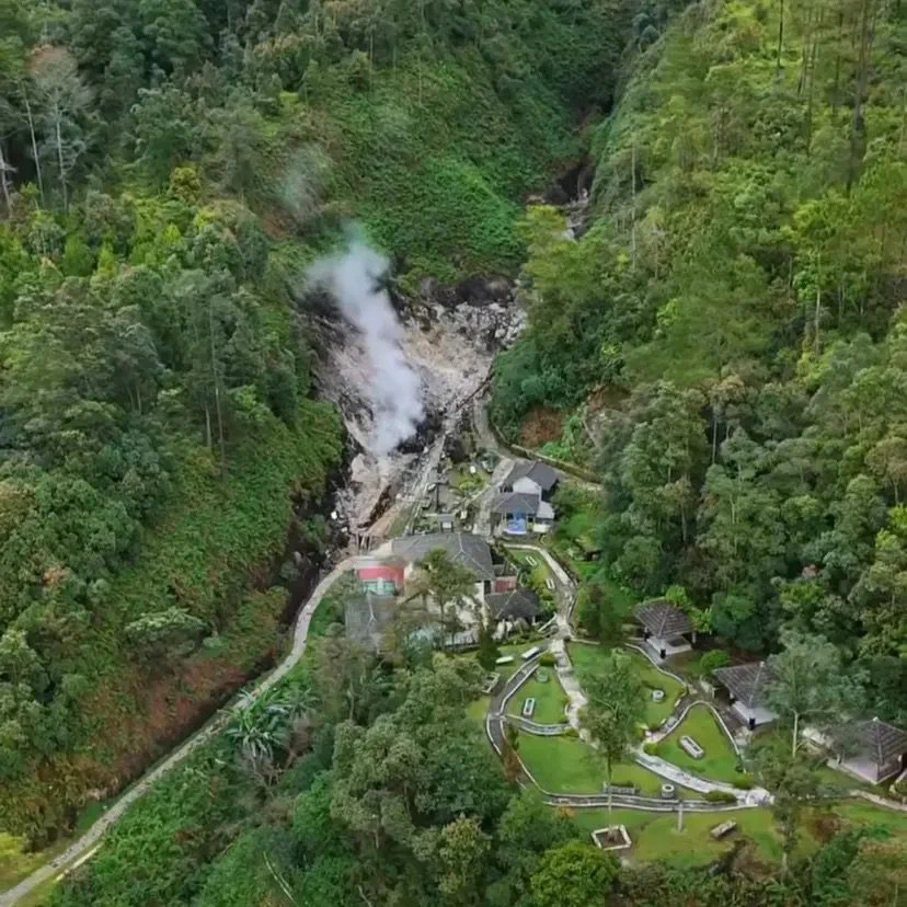 LambeSahamjja's tweet photo. klarifikasi bahlil soal proyek panas bumi di gunung ungaran:
- katanya semua udah di riset
- termasuk candi gedong songo
- jadi tidak mengganggu cagar budaya
- esdm ambil contoh dieng sebagai pembelajaran, 
- katanya di sana panas bumi bisa berjalan berdampingan sama pariwisata, budaya, & pertanian
