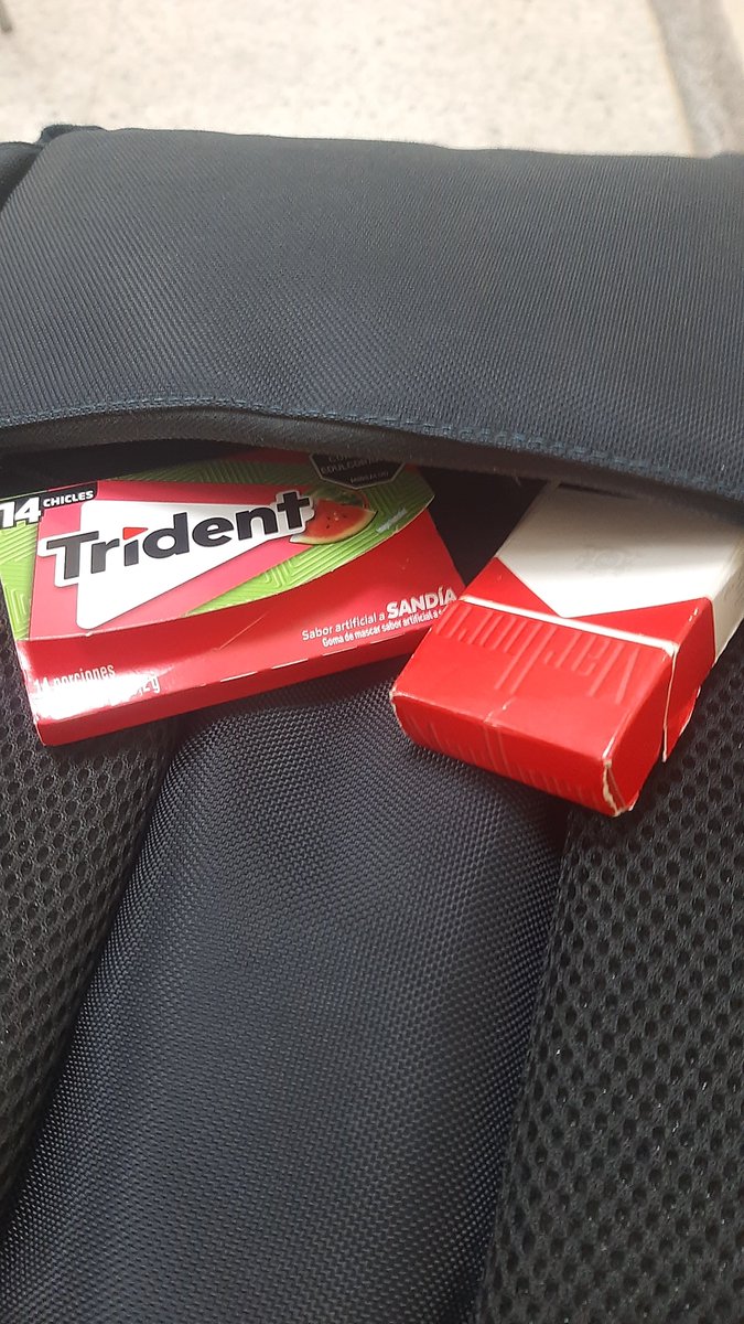 lusercronico's tweet photo. los dos esenciales en mi mochila: chicles y cigarrillos https://t.co/bcq2buKtT9