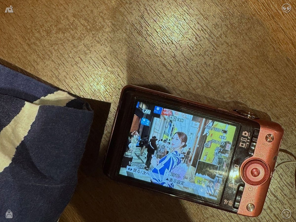 rina050725's tweet photo. 🦚A vase filled with fresh greens, a humorous read—"Be cautious!" the mother shouts, and the children ease their pace, spinning around to wave goodbye. A grin spreads across my face as I observe them, recalling my own childhood days, when the simplest pleasures brought such d https://t.co/zQMbPlYpBJ