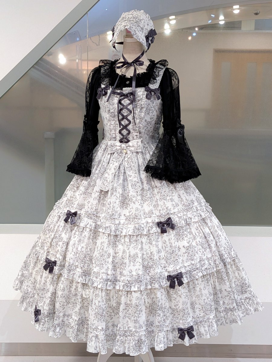 MetamorphoseEng's tweet photo. 🤍💐Now Available💐🤍
Toile de Jouy Bouquet
https://t.co/yyZ1IJPAty
- Long JSK
- Headdress
🔳color: Off White/Black
#toiledejouy #floral
#metamorphose #mtdf #Lolitafashion https://t.co/OrebUTvIgM