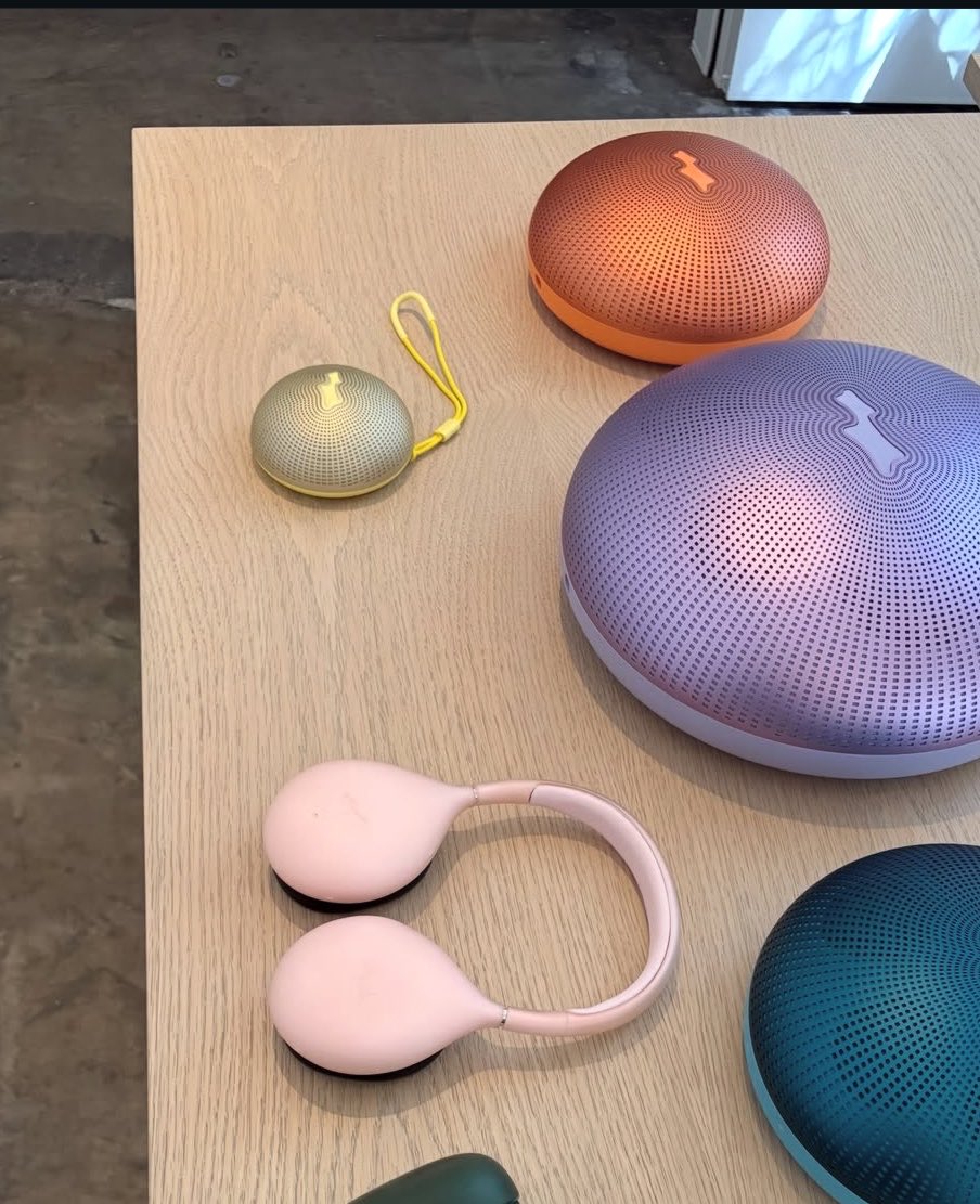 niajonae's tweet photo. the pink headphone, the yellow speaker… and the yellow boots ? yeah i need that immediately. https://t.co/4LUwPxUUfe