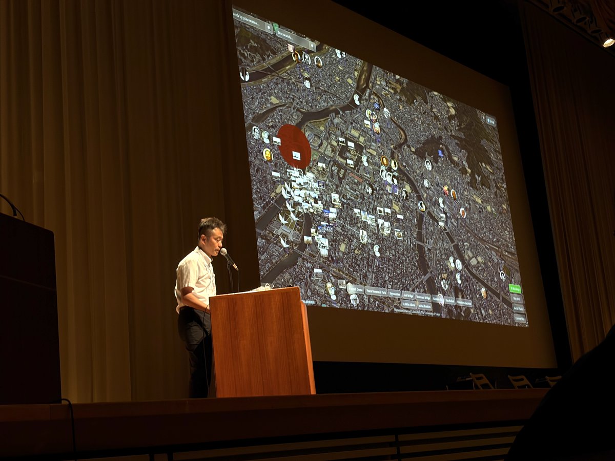 hwtnv's tweet photo. #FOSS4G2026 基調講演，ぶじ終了しました。

広島国際会議場で「ヒロシマ・アーカイブ」をプレゼンするのは2013年の国際平和シンポジウム以来。13年続けてきたんだな，でもまだ13年なんだな。

ともに登壇した荒木千尋さん・森吉蓉子さん。企画運営の @Kenyat1989 そしてみなさま，ありがとうございました。 #foss4g