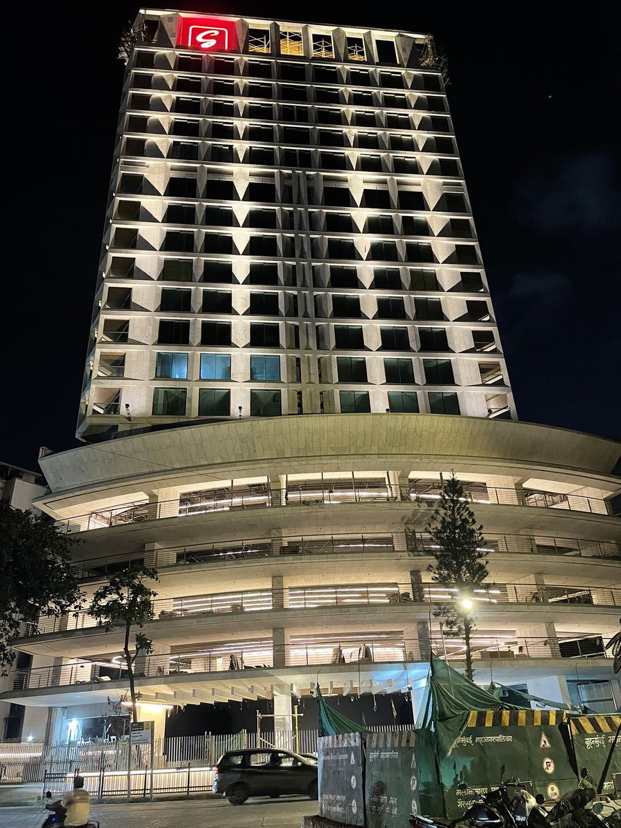 VishalBhargava5's tweet photo. Satguru Kismet, Bandra: For its local brand strength this unconventional project at Carter Road has seen a struggle in sales. That’s not slowed construction though. I suspect its honeymoon period will begin soon - as it becomes the only new, ready, sea-facing project of Bandra. https://t.co/wXQawfQb0Y