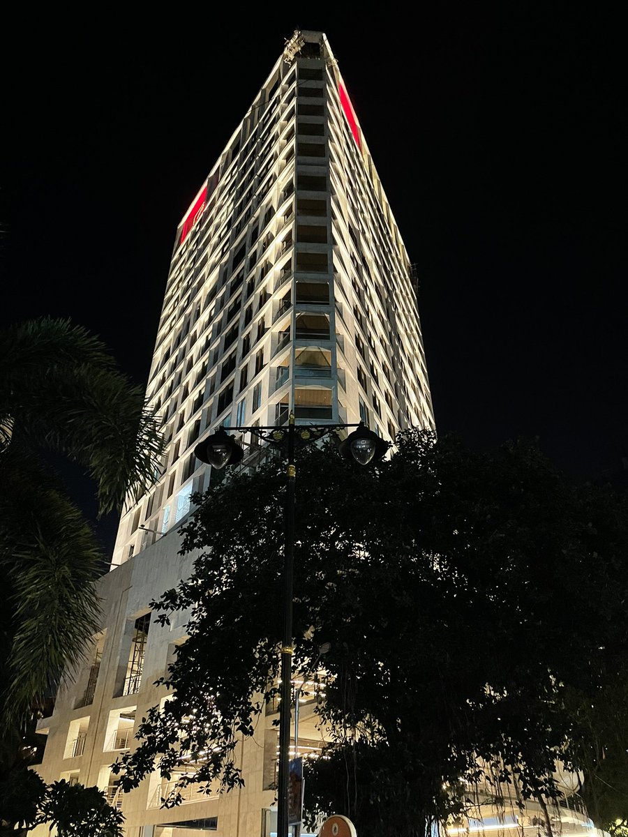 VishalBhargava5's tweet photo. Satguru Kismet, Bandra: For its local brand strength this unconventional project at Carter Road has seen a struggle in sales. That’s not slowed construction though. I suspect its honeymoon period will begin soon - as it becomes the only new, ready, sea-facing project of Bandra. https://t.co/wXQawfQb0Y