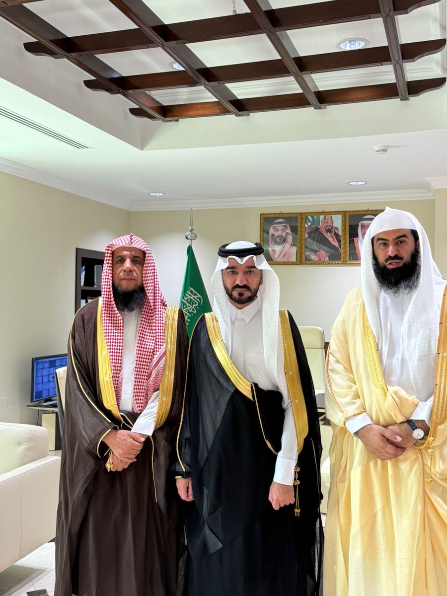 Nassermh55's tweet photo. بجهود مشكورة تنظم جمعية الدعوة والإرشاد وتوعية الجاليات بمحافظة بقيق برنامج حصانة لسنته الثامنة تحت مسمى ( الوطن مسئولية الجميع ) يشمل جميع فئات المجتمع خلال هذا الشهر،

أتقدم بالشكر الجزيل لسعادة محافظ بقيق زيد أبوطالب وفقه الله وجميع القطاعات العسكرية والحكومية في المحافظة والمراكز التابعة لما وجدناه من دعم وتشجيع وتعاون مشترك من إدارة المساجد في نجاح هذا البرنامج المبارك الذي يعزز اللحمة الوطنية والسمع والطاعة لولاة الأمر وإجتماع الكلمة ووحدة الصف بين الراعي والرعية وحماية المجتمع من الأفكار المتطرفة وما لمسناه في باكورة البرنامج من مشاعر طيبة ودعوات مباركة من جميع طوائف المجتمع ،

وأخص بالشكر زملائي بجمعية الدعوة من أعضاء مجلس الإدارة والموظفين والمشايخ المشاركين والمتعاونين الذين بذلوا الجهد الكبير على حسن التنظيم والعمل الميداني في إداء المهام على أكمل وجه مما أثمر مشاعر طيبة من المستفيدين من هذا البرنامج المبارك الذي أسأل الله تعالى أن ينفع به العباد والبلاد ويحفظنا من مكر الأعداء وكل حاقد وحاسد للدين والوطن ورموزها ويديم على بلادنا عقيدتها وعزها وأمنها .

 #صفارات_الانذار