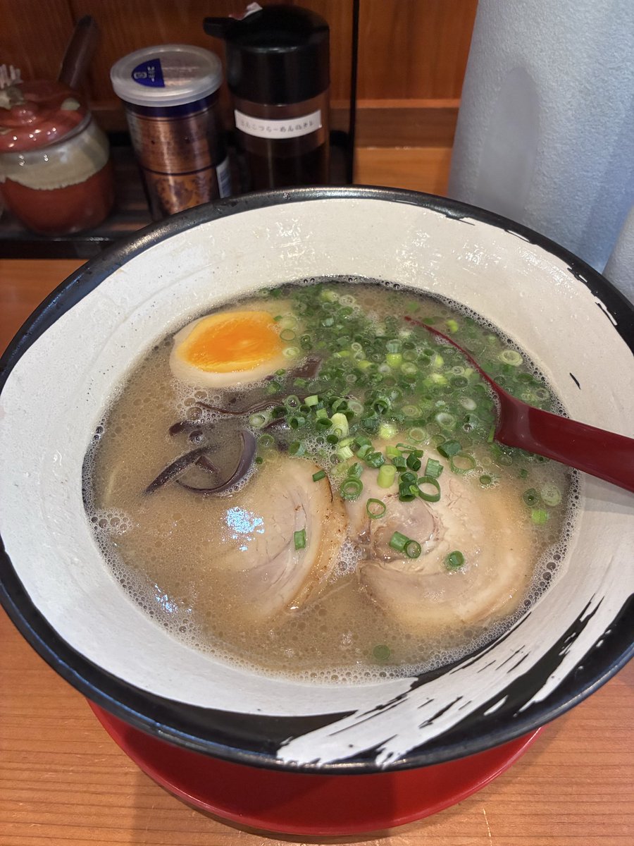 koumemottchu's tweet photo. 歯医者さん帰りのラーメン🍜
やっと行けた家から近いのに😅あの旗はないの？って聞いたら出してくれました。ありがとうございました。🙇
お忙しい時間帯にお邪魔しました💦
#ラーメン屋一火
#宗像ラーメン
#candk https://t.co/DxZhGnKcAV