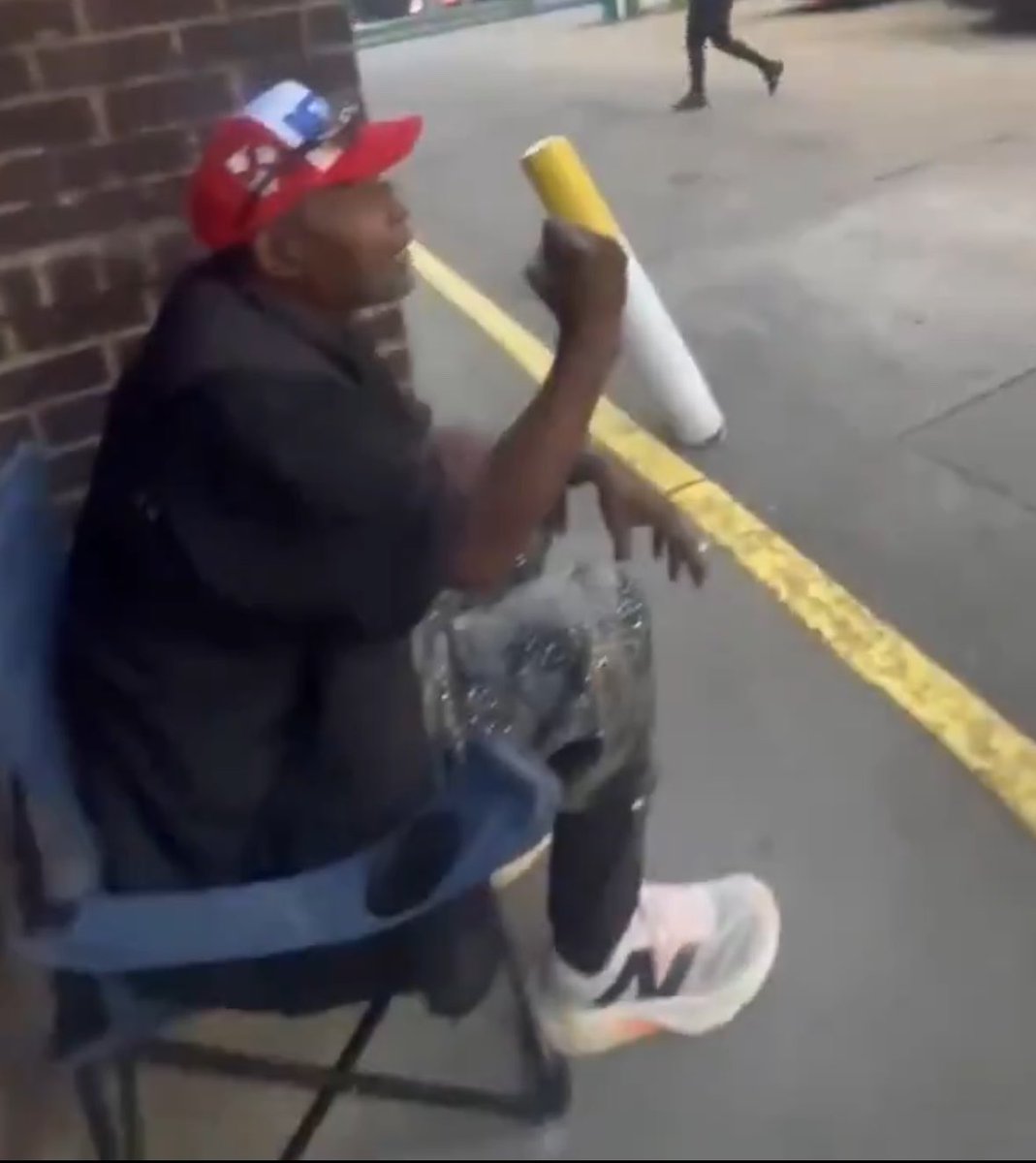 Stabby1488's tweet photo. @Noticerexe Big ass cigarette 😂 https://t.co/MlTj7DtuAi