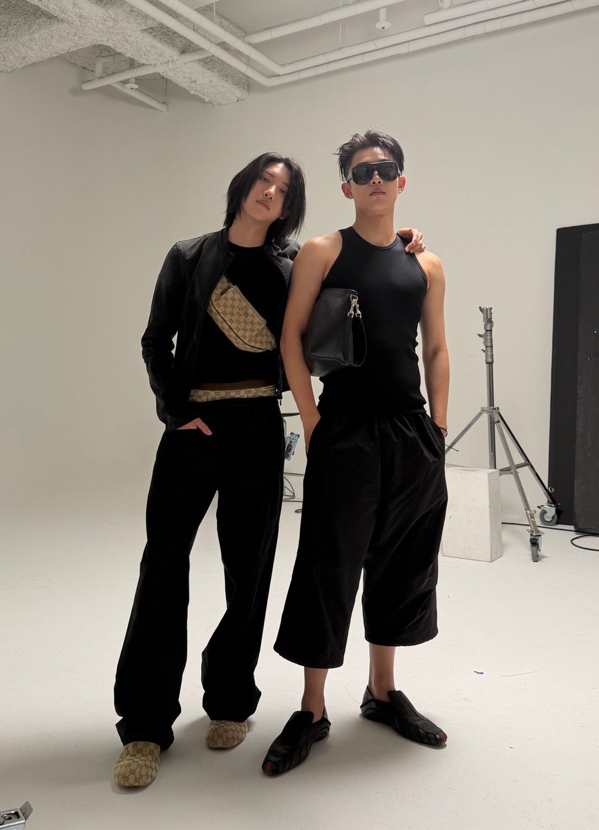 gol9log's tweet photo. 중국부자커플 https://t.co/lBq8IvTuyF