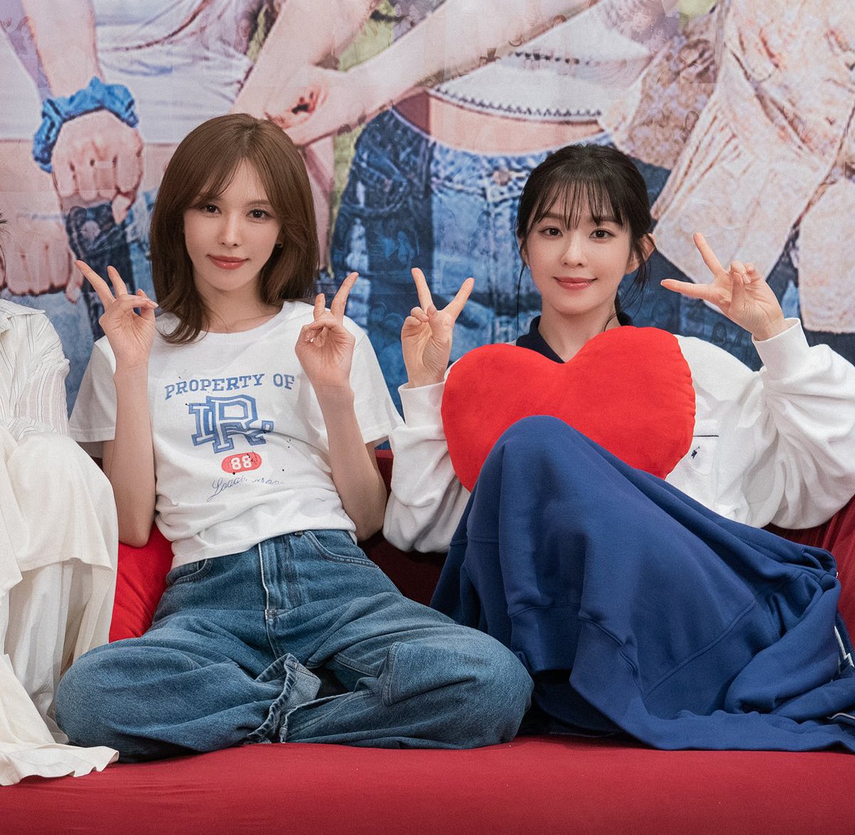 mido_lovett's tweet photo. they are so very campus couple 😭

they be like at the retreat and she takes care of her gf the way she lends her jacket to cover the legs 😩🩵🩷 https://t.co/6NIQOm40AK
