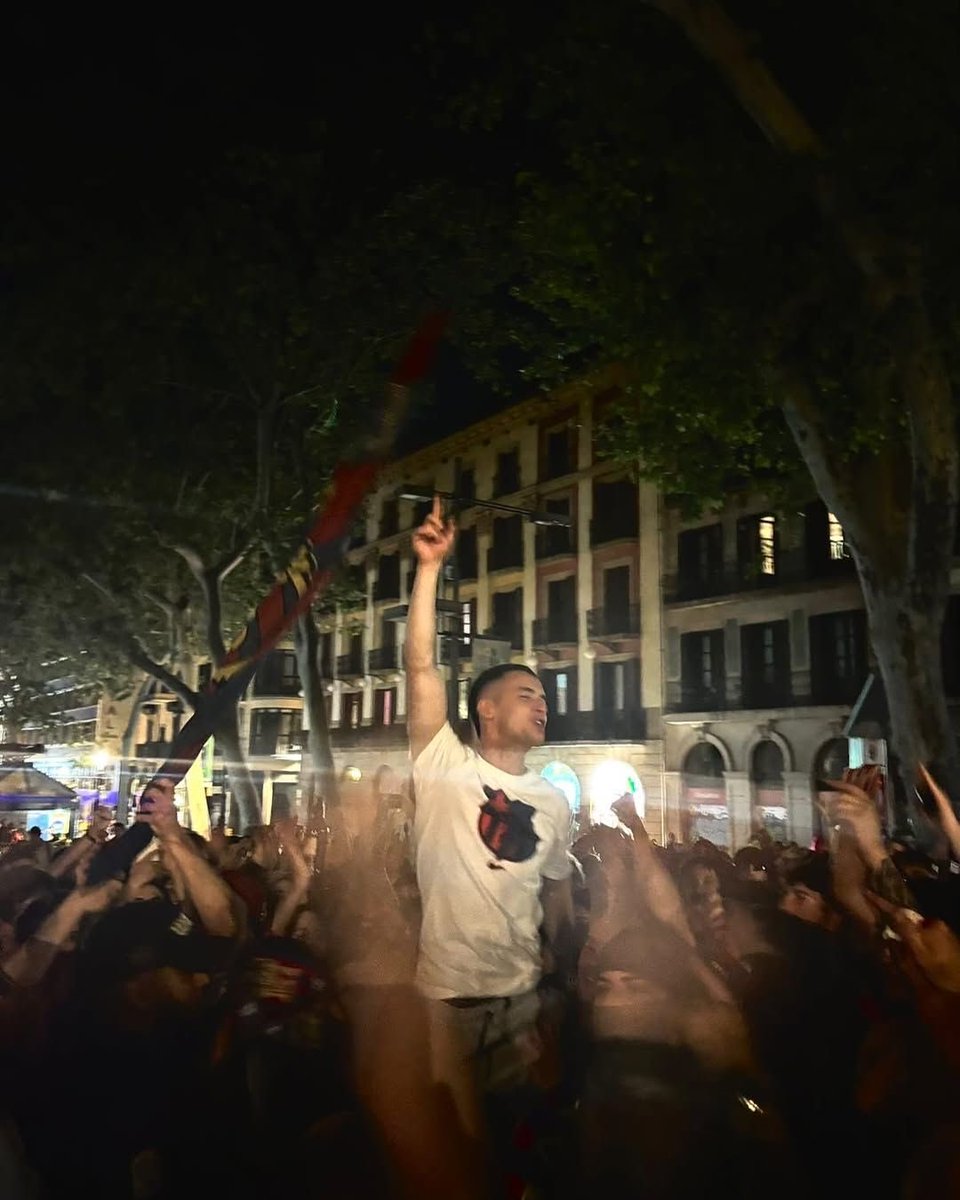 pguuut's tweet photo. por todo lo que ha hecho por nosotros. siempre en tu barco. uno di noi 💙❤️ https://t.co/hWv4C0CvsD