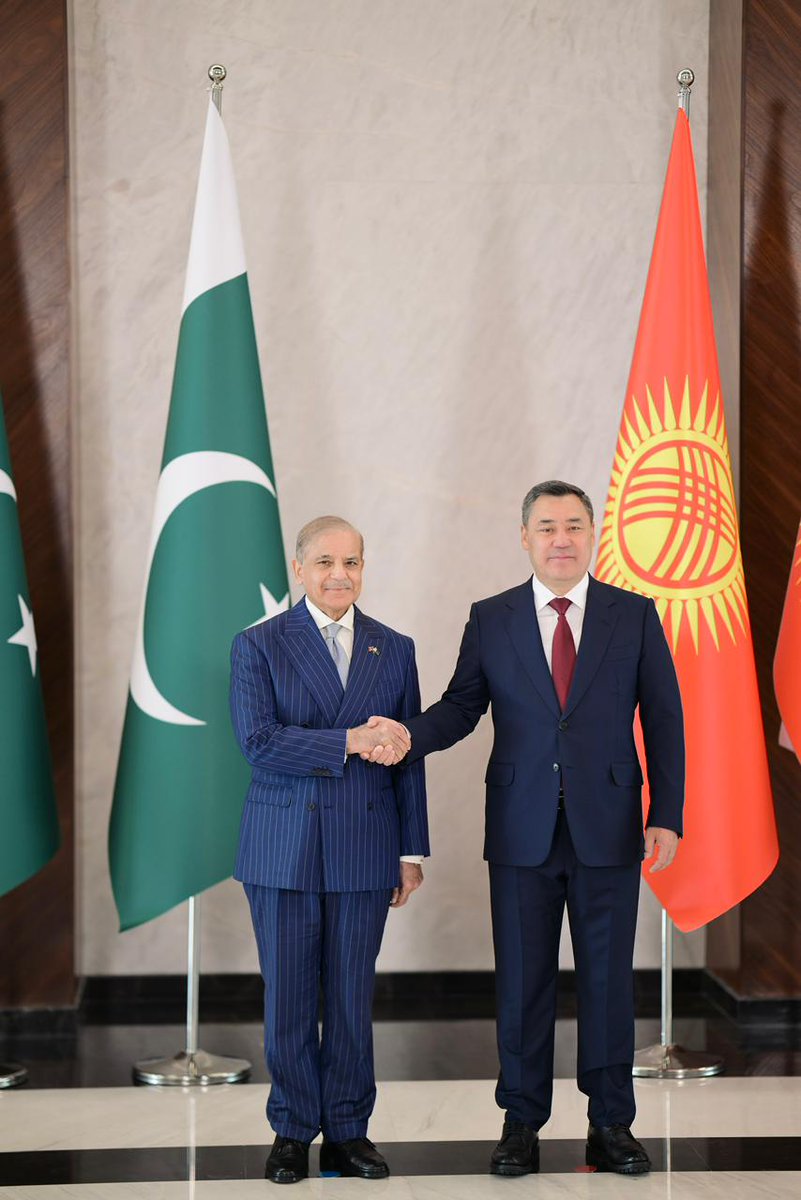 GovtofPakistan's tweet photo. Prime Minister Muhammad Shehbaz Sharif shakes hands with the Kyrgyz President H.E. Sadyr Nurgozhoevich Japarov at the Yntymak-Ordo (Palace of Unity), in Bishkek, Kyrgyzstan. https://t.co/4Xl7PSAadY