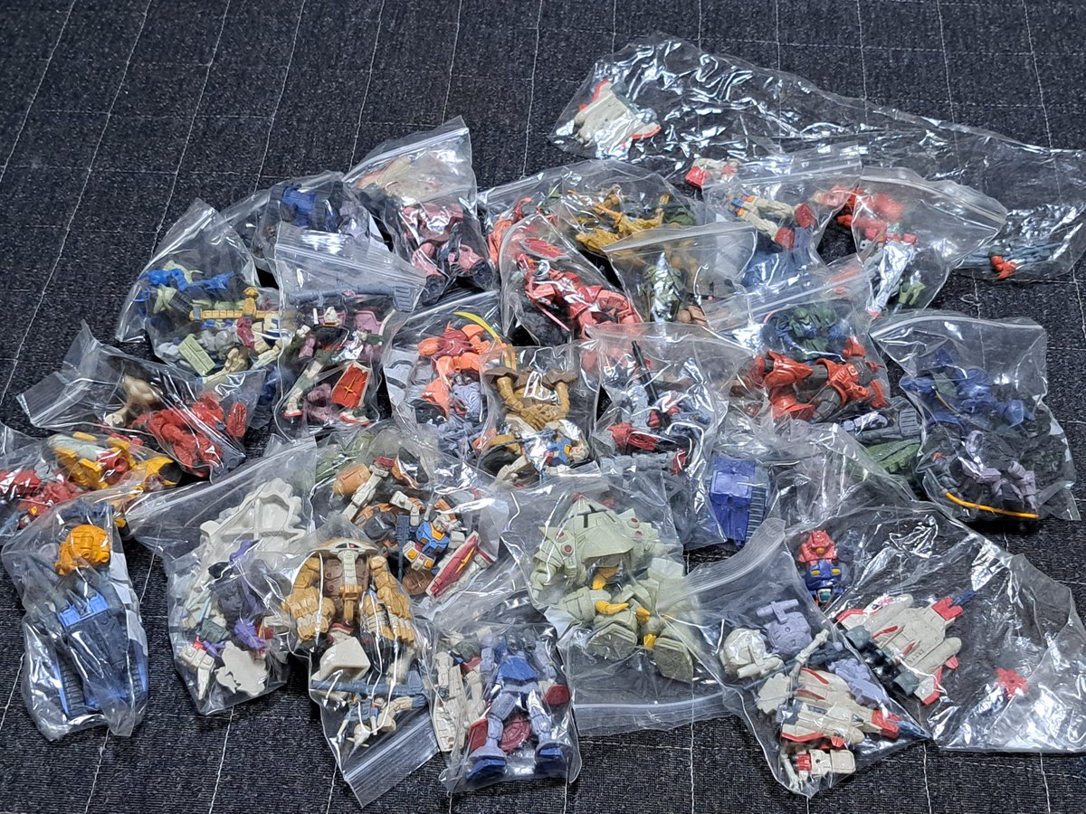 ppla5101's tweet photo. 屋根裏の物置から出てきた
20年以上前のガンダム

これ食玩だっけかなｰ  忘れてる
たぶん中途半端に集めてたやつ

#ガンダム https://t.co/G9QRL0sMr5