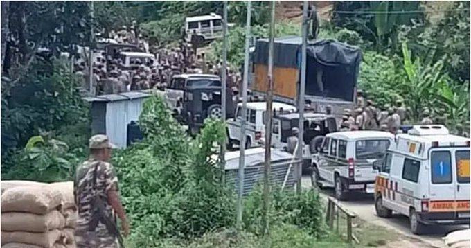 DaisyDaika's tweet photo. Tension rises at the #Assam–#Mizoram border as truckers resist efforts to clear a 3-day blockade over alleged harassment of commercial vehicle operators. Several goods-laden trucks remain stranded, disrupting supplies between the two states. #Assam #Mizoram #Northeast #Truckers https://t.co/E3oBAioaBL