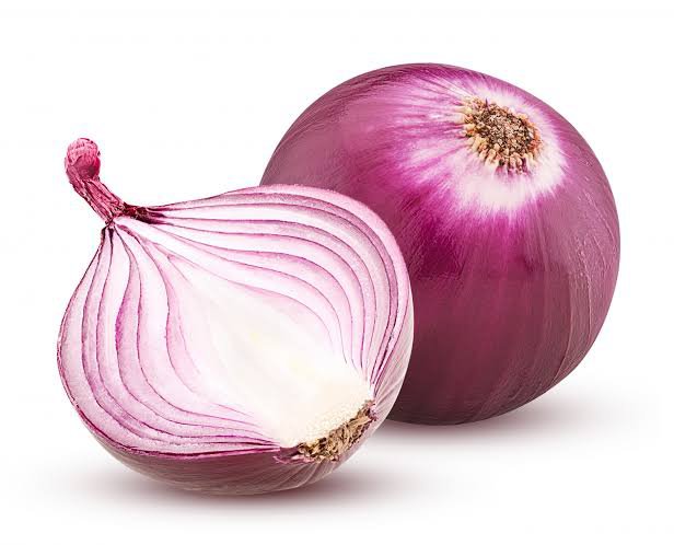 Sainte_Hermine5's tweet photo. On nous cache la vérité sur un remède miracle qui dort tranquillement dans nos cuisines.

L’oignon rouge n’est pas qu’un simple condiment pour relever la sauce. 

C’est une véritable pharmacie à ciel ouvert que la médecine moderne sous-estime.

Préparez vos notes, voici 7 vertus qui vont vous faire voir ce légume autrement.🧵