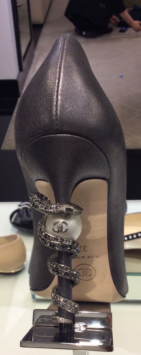 onetruelave's tweet photo. these are giving dark, mysterious luxury https://t.co/eu8DDFQ3q5