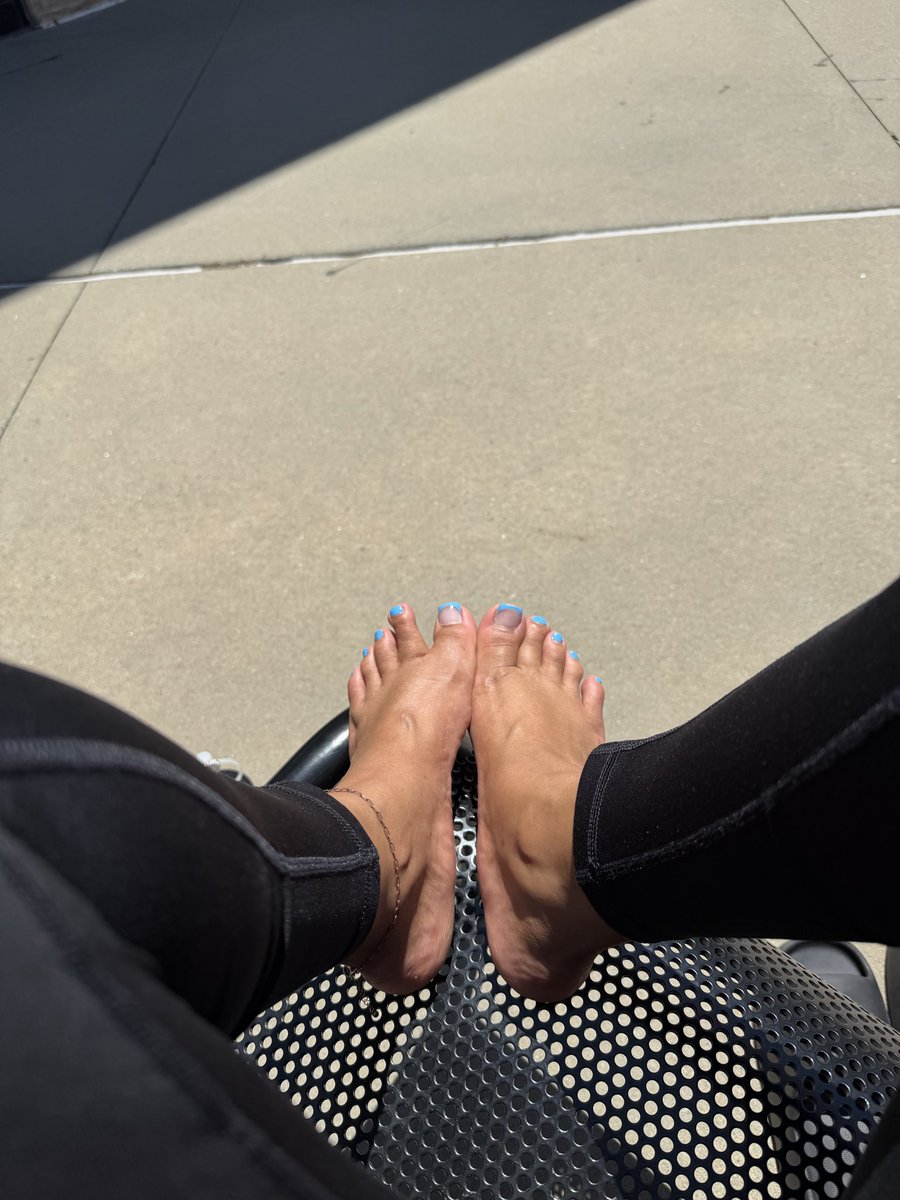 _fineassfeet's tweet photo. Suns out, toes out… ☀️🖤 #FineAsHell #JustBeingMe #SoftLife #PrettyGirlEnergy #LifeLately https://t.co/AI3B7JXs8X